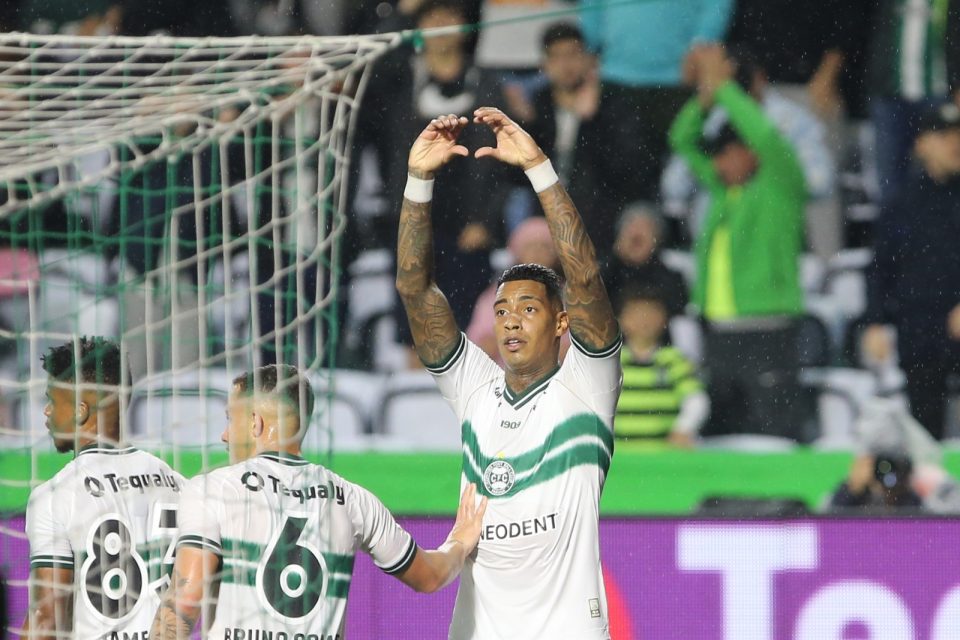 Alef Manga comemora gol pelo Coritiba