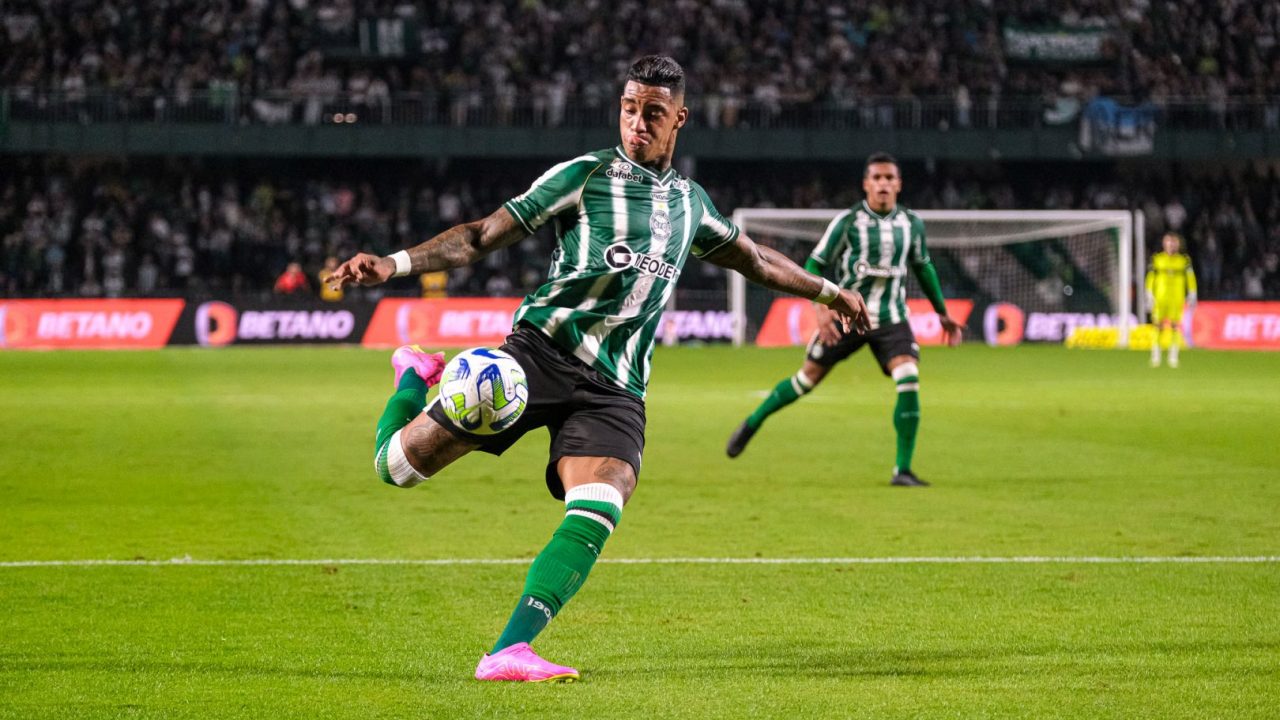 Alef Manga em ação pelo Coritiba