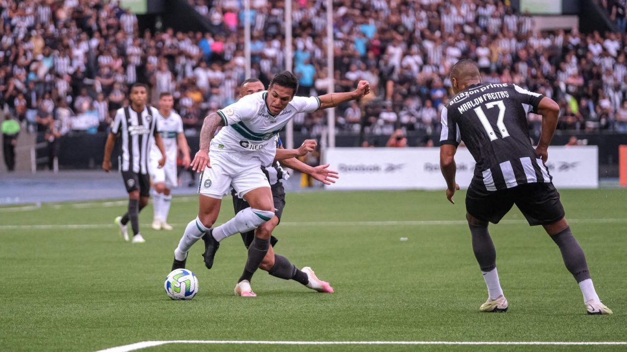 Coritiba competiu bem com o líder Botafogo.