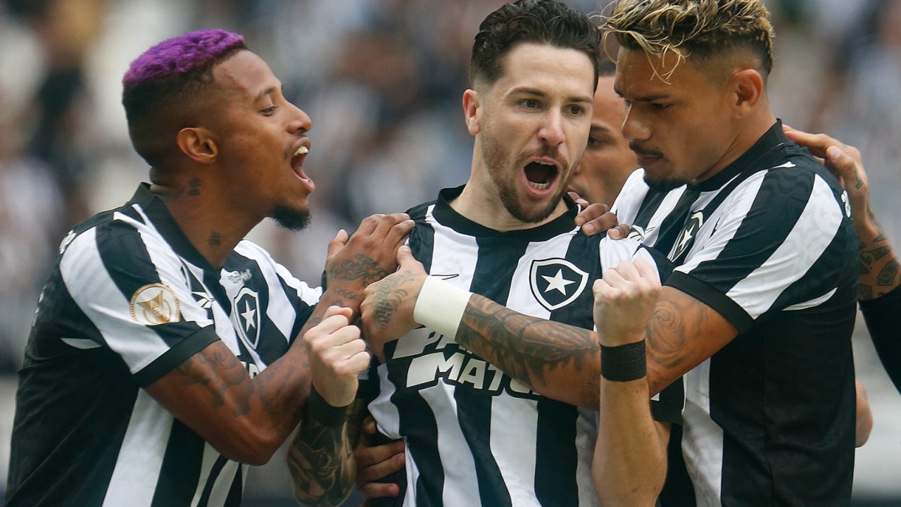 O Coritiba perdeu e segue na ZR do Brasileirão.