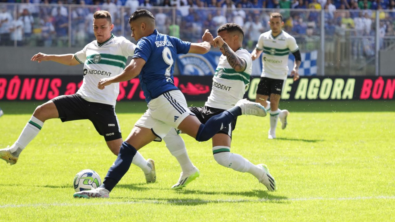 Lance de Cruzeiro x Coritiba, pelo Brasileirão