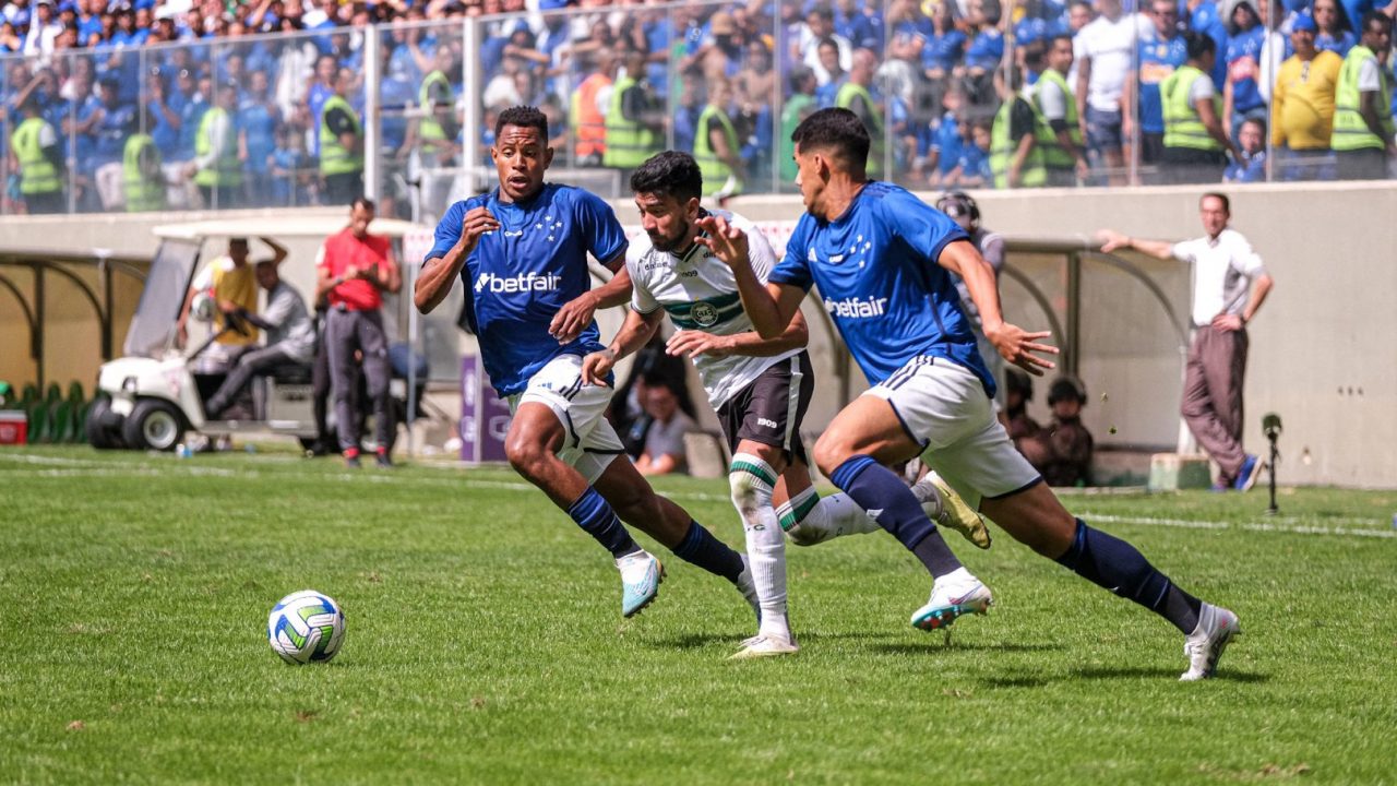 Lance de Cruzeiro x Coritiba, pelo Brasileirão