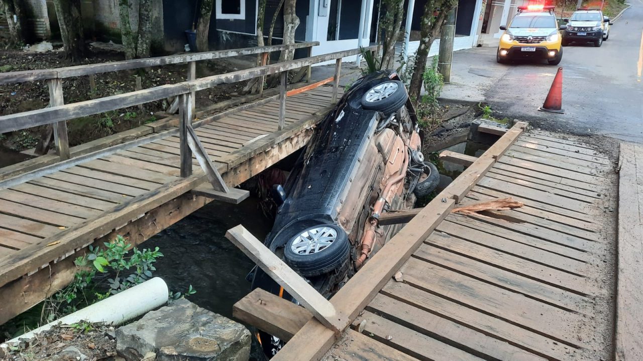 Carro é encontrado caído em ponte no Butiatuvinha e localização de motorista é um mistério