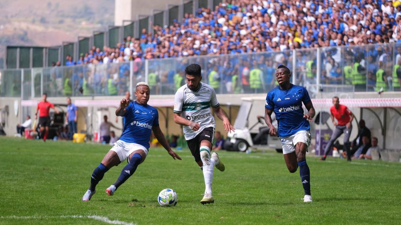 Lance de Cruzeiro x Coritiba, pelo Brasileirão