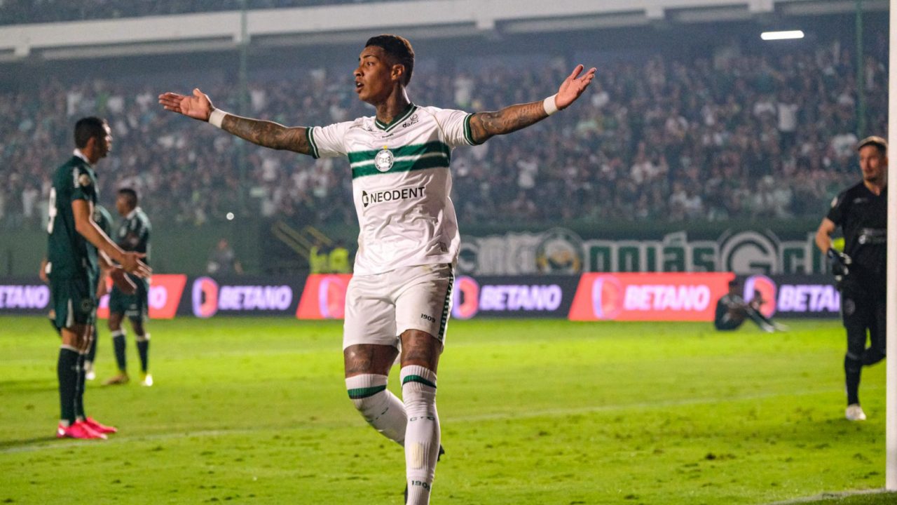 Alef Manga comemora gol do Coritiba contra o Goiás