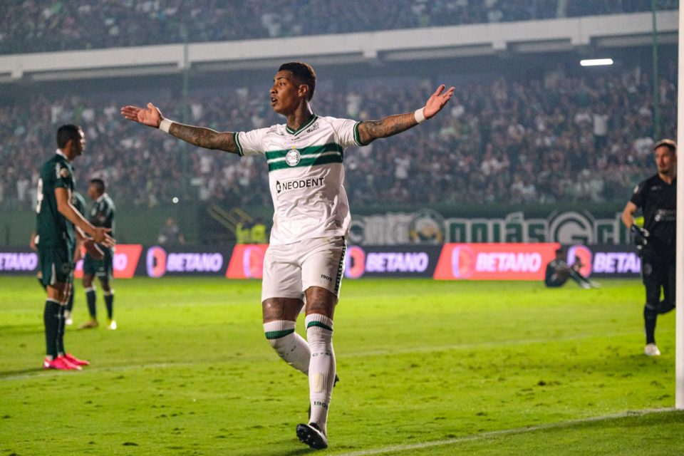Alef Manga comemora gol do Coritiba contra o Goiás