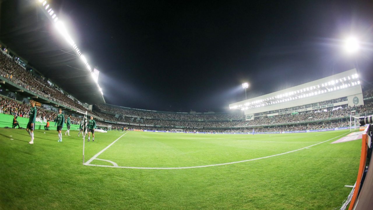 Torcida do Coritiba no Couto Pereira, que recebe o Atletiba deste domingo (01).