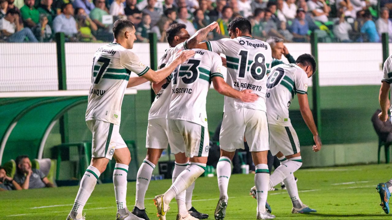 Jogadores do Coritiba comemoram gol contra o Goiás
