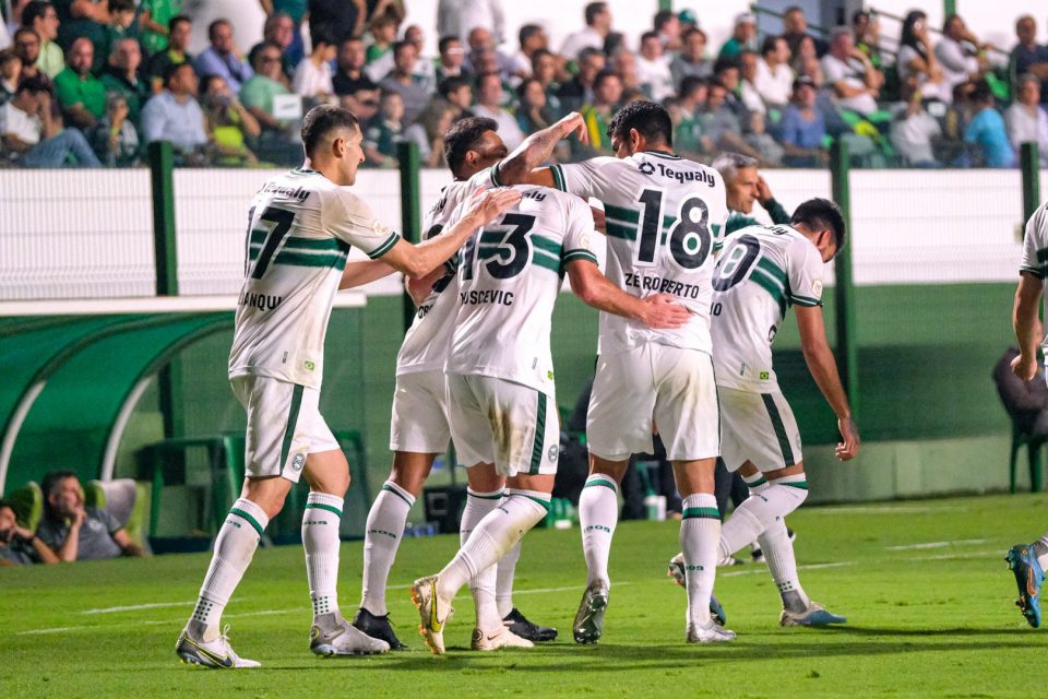 Jogadores do Coritiba comemoram gol contra o Goiás