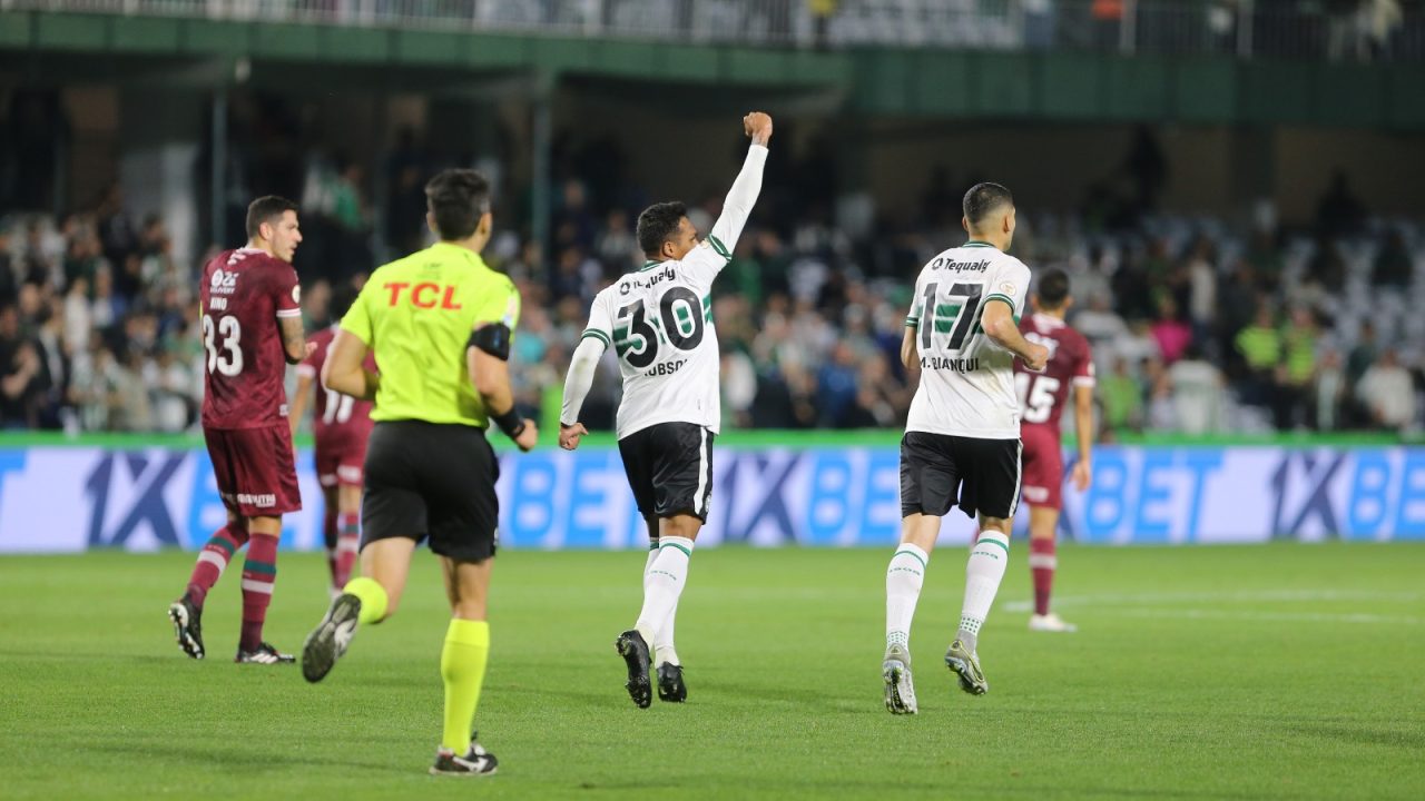 Robson comemora gol do Coritiba contra o Fluminense