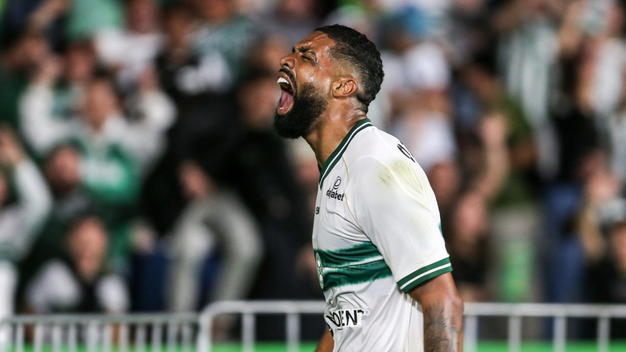 Diogo Oliveira comemora gol pelo Coritiba