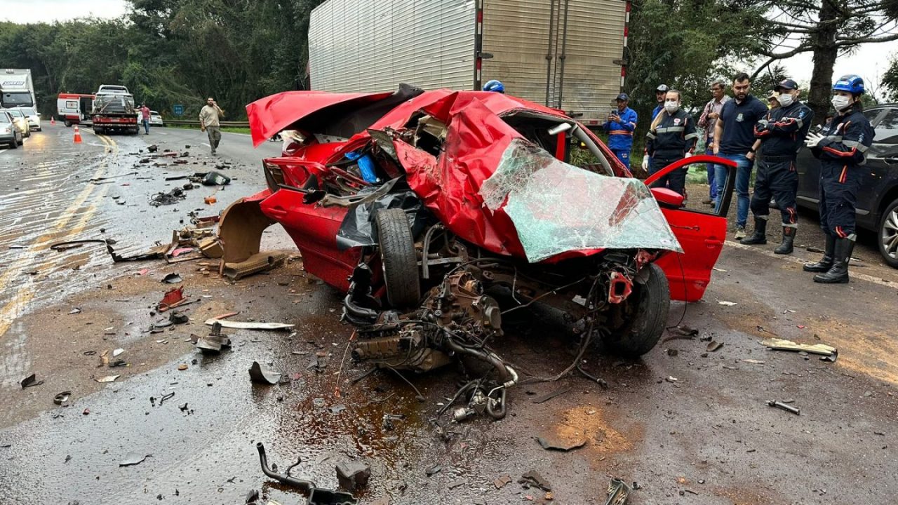 Duas pessoas morrem e uma fica ferida em grave acidente na BR-277