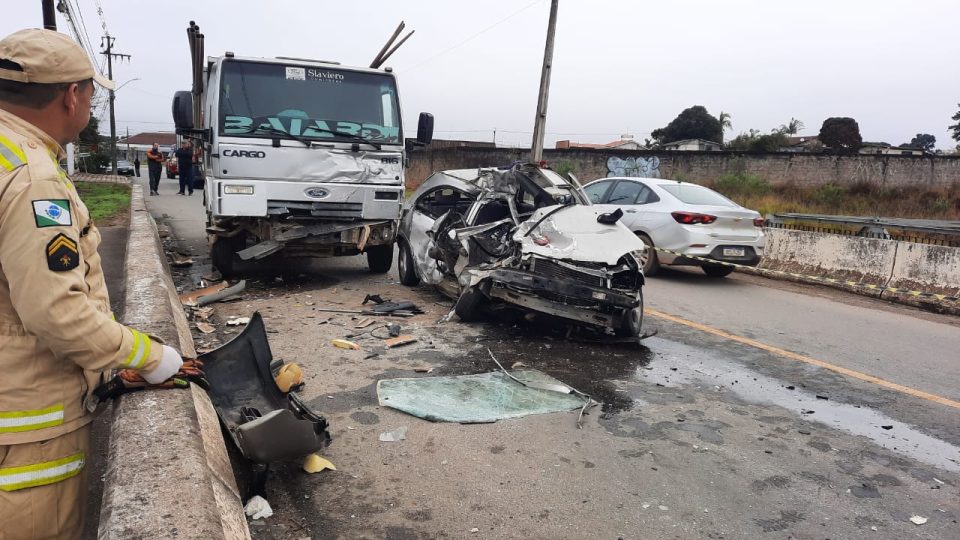 Frentista morre ao bater carro de frente com caminhão em viaduto no Contorno Norte