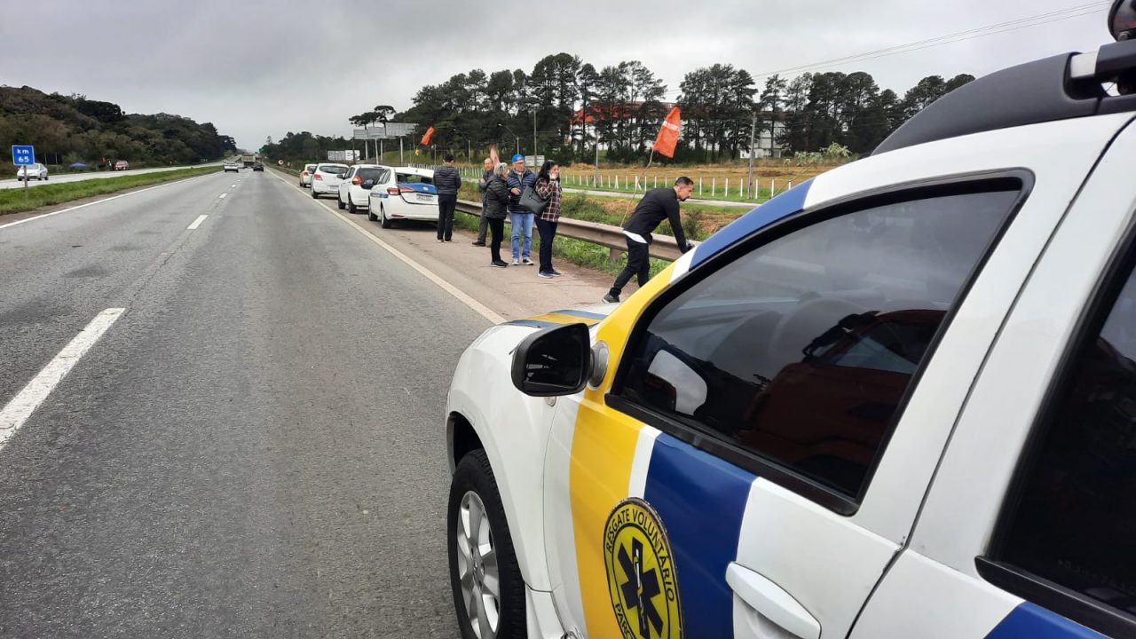 Jovem de 26 anos morre ao bater na traseira de táxi e moto 'voar longe' na BR-277