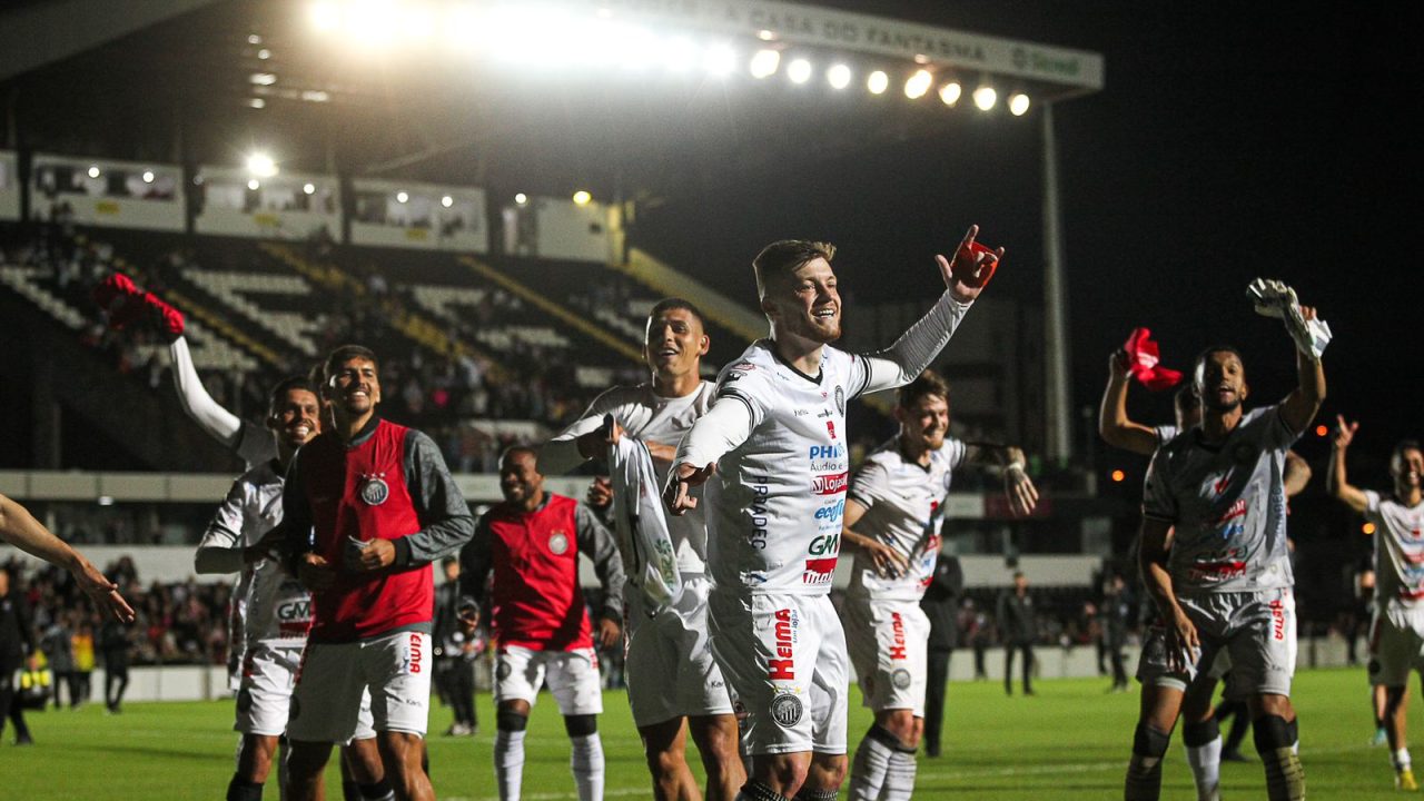 Jogadores do Operário comemoram vitória sobre o Floresta