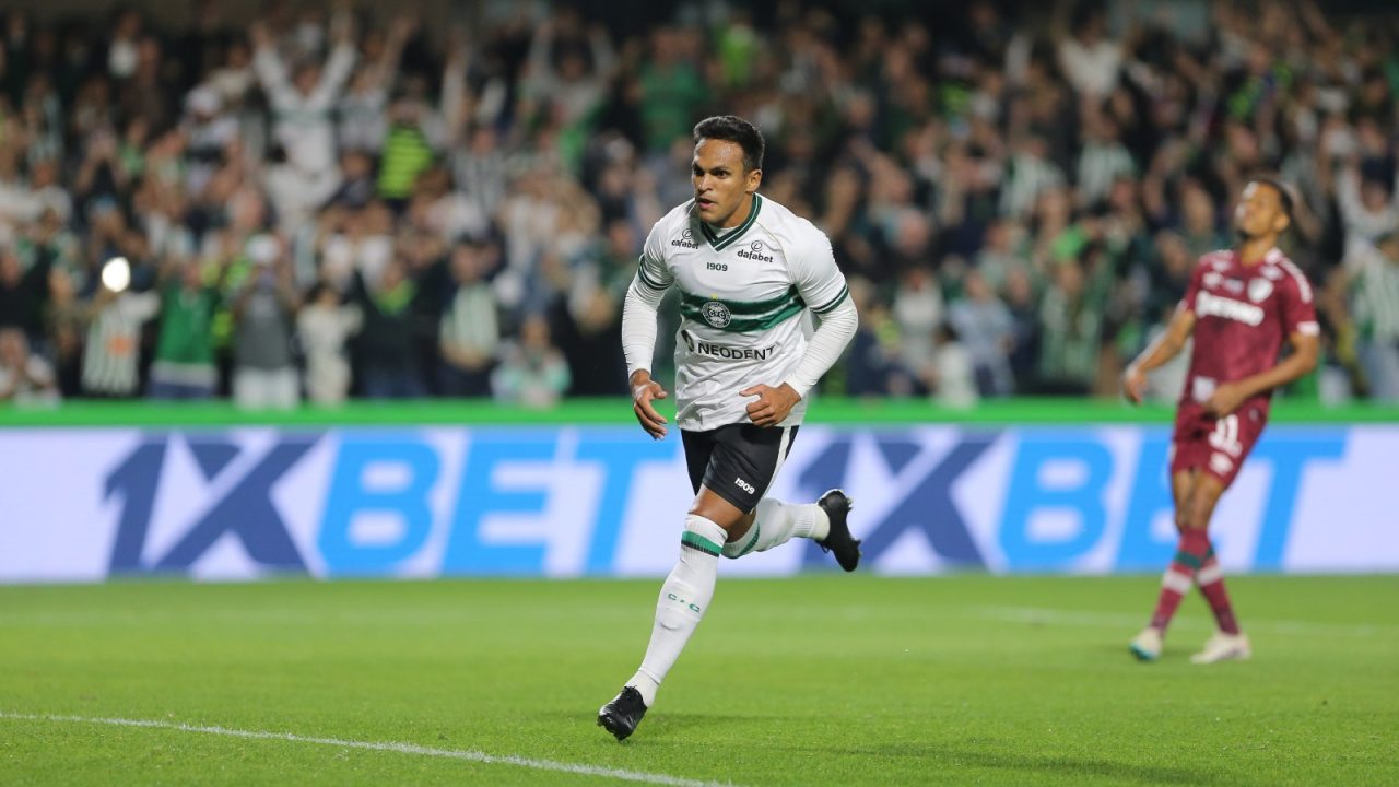 Robson abriu o placar para o Coritiba no Couto Pereira.
