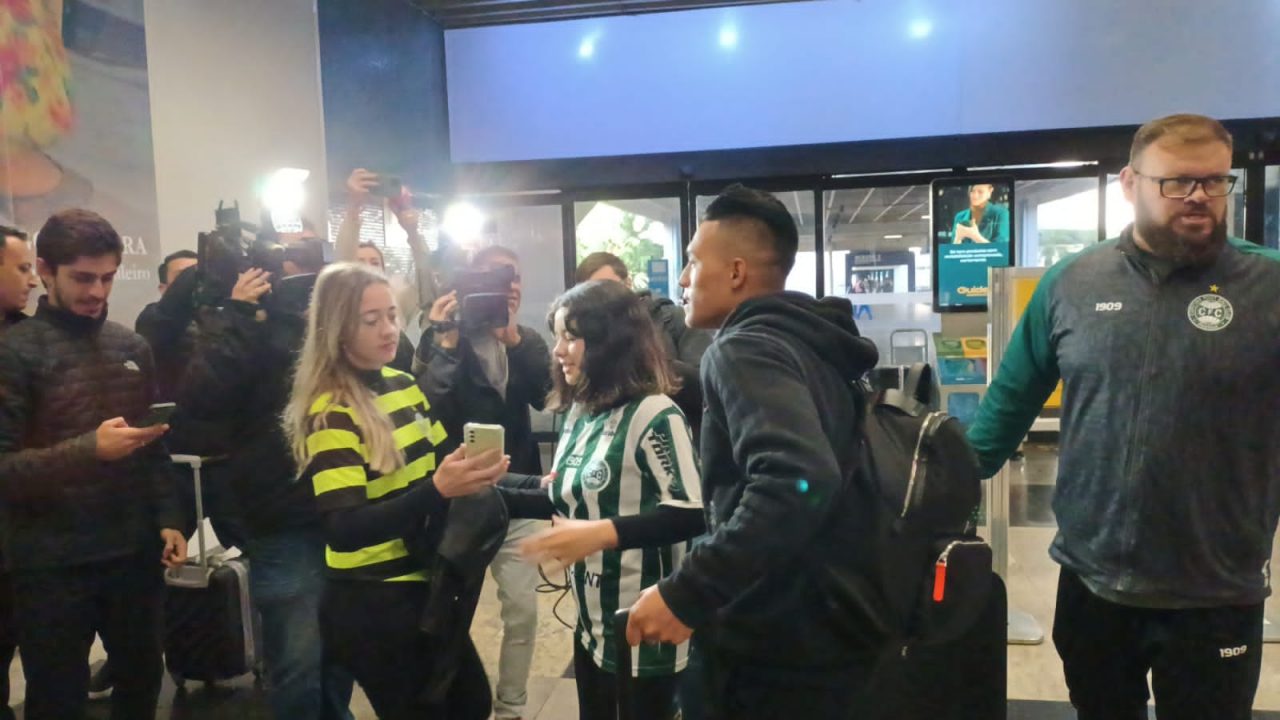 Sebastián Gomez recepcionado pela torcida do Coritiba