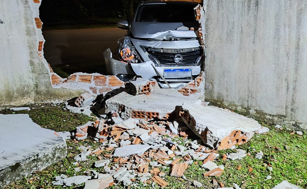 Motorista bate contra muro de residência no Abranches, abandona carro e foge a pé