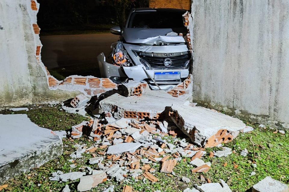 Motorista bate contra muro de residência no Abranches, abandona carro e foge a pé