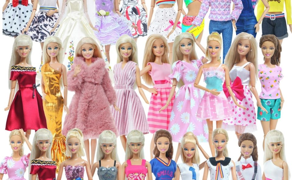 Homem se diz o maior colecionador das bonecas Barbie no Brasil