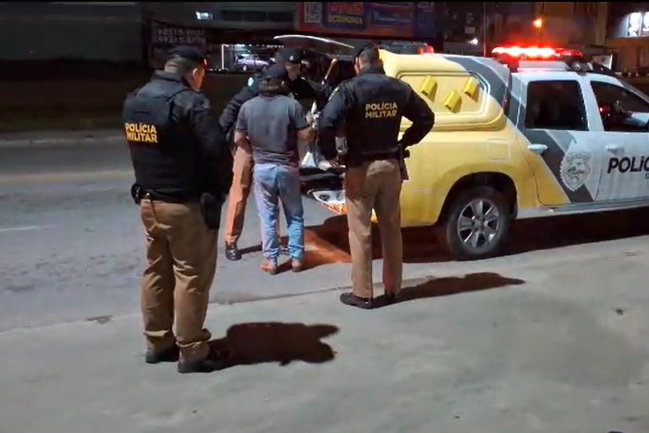 Caminhoneiro é preso por embriaguez ao volante após quase acertar viatura em Fazenda Rio Grande