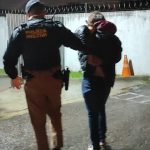 Gente do tráfico de drogas e repositor são flagrados e detidos em biqueira no Boqueirão