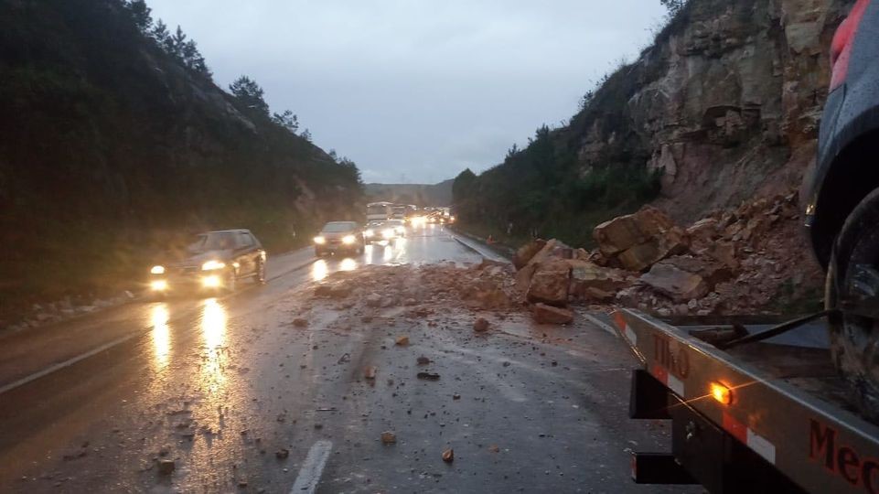 Chuva no Paraná provoca deslizamento, alagamento e lentidão nas BRs 376, 277 e 116; veja fotos e vídeo