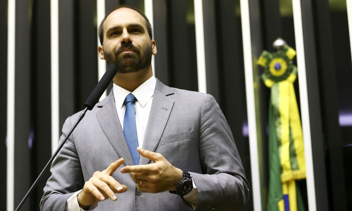 Professora da rede pública pede abertura de investigação contra Eduardo Bolsonaro