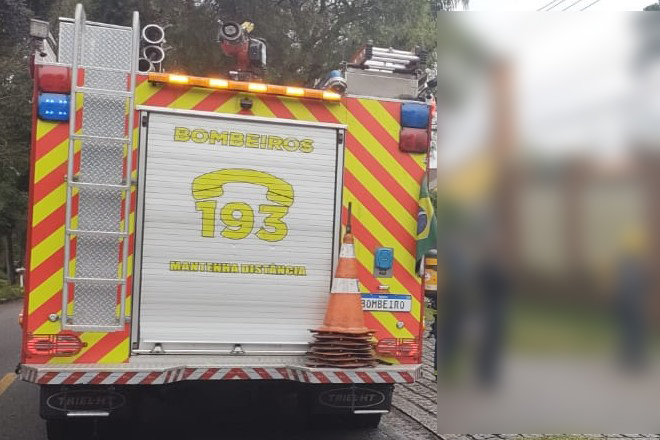 Moradores do Bigorrilho se apavoram com 'incêndio' em casarão e situação mobiliza Bombeiros