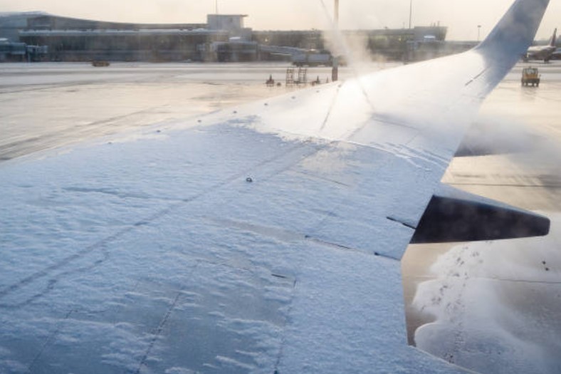 Frio da madrugada congela asas de aviões, atrasa e cancela voos que partem do Afonso Pena