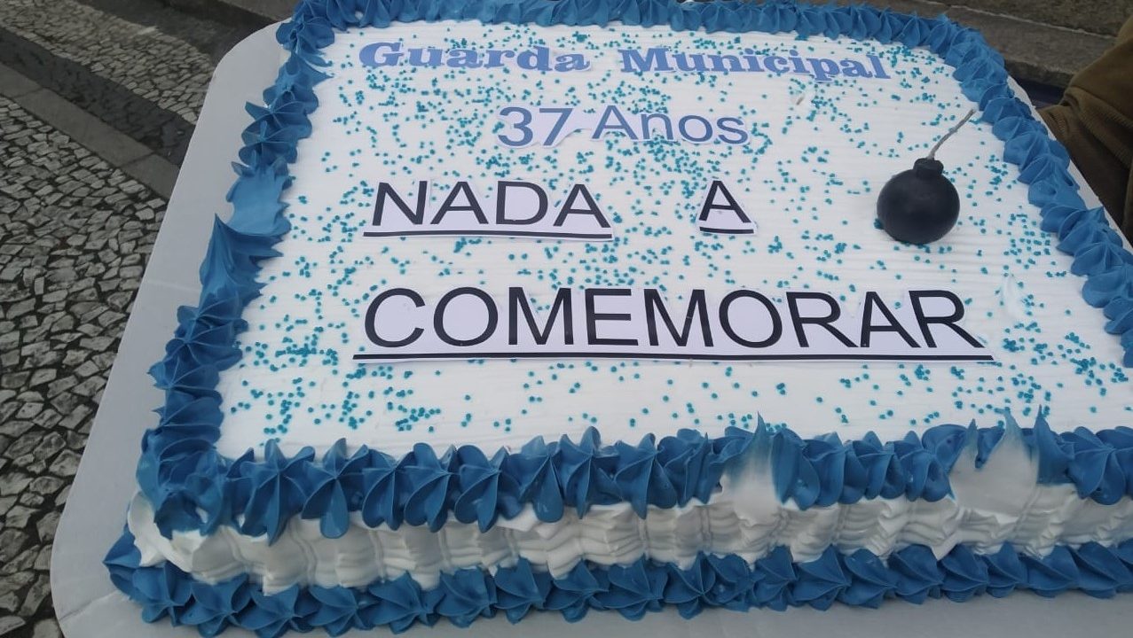 Protesto de servidores da Guarda Municipal com ato e bolo marca 37 anos da corporação na Santos Andrade