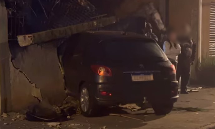Motorista bêbado perde controle da direção do carro e invade casa em São José dos Pinhais