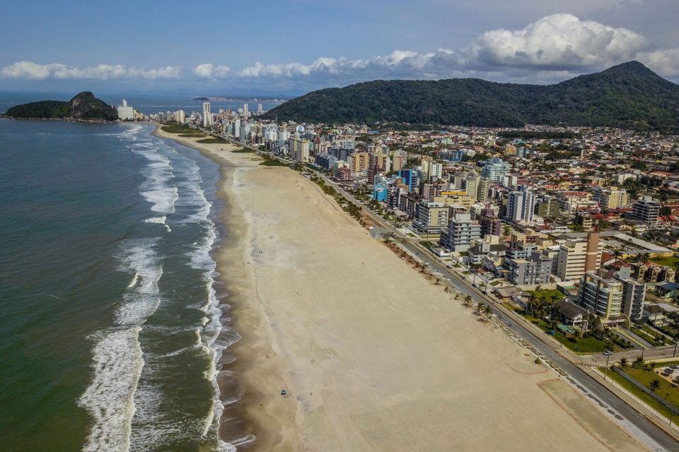 Guarda municipal é baleado pela própria arma após disparo acidental em mercado de Matinhos