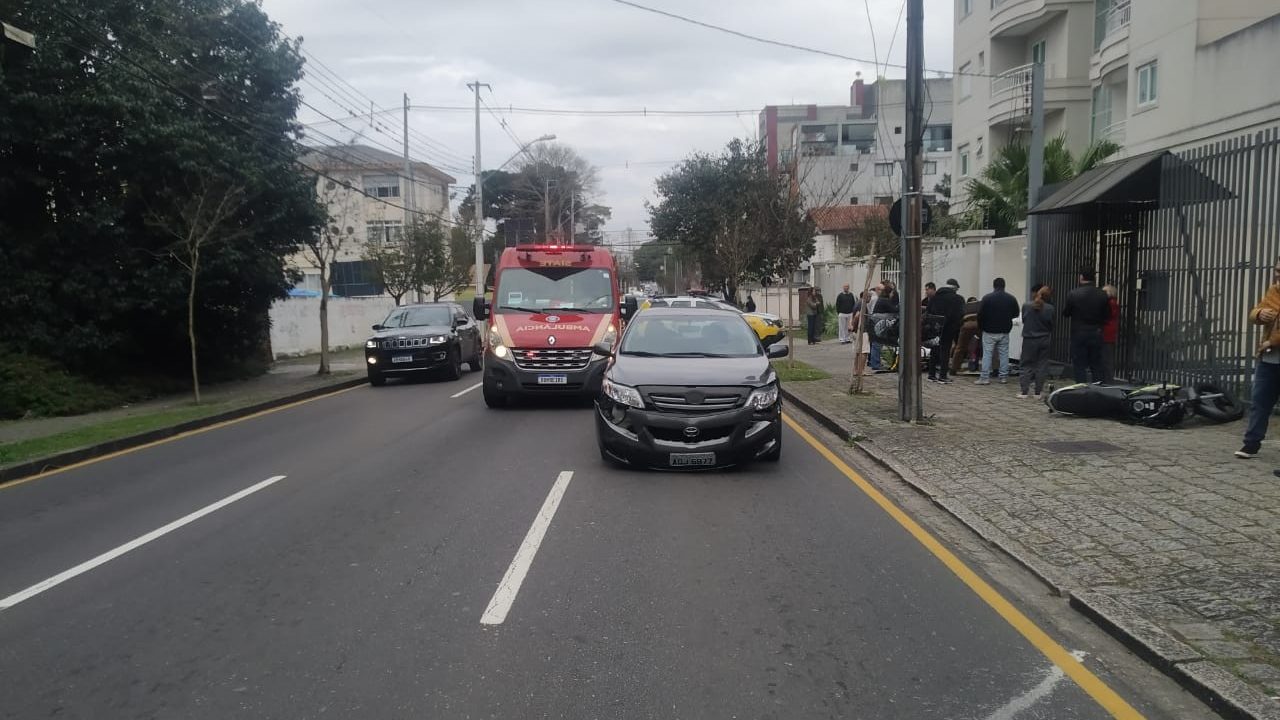 Mulheres são atropeladas por moto desgovernada no Juvevê após acidente entre veículos