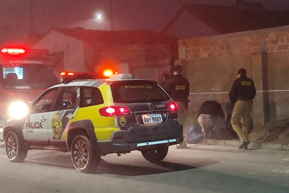Briga generalizada termina com jovem esfaqueado em rua de São José dos Pinhais Briga generalizada termina com jovem esfaqueado em rua de São José dos Pinhais