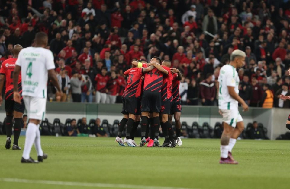 Jogadores do Athletico comemoram gol contra o Cuiabá