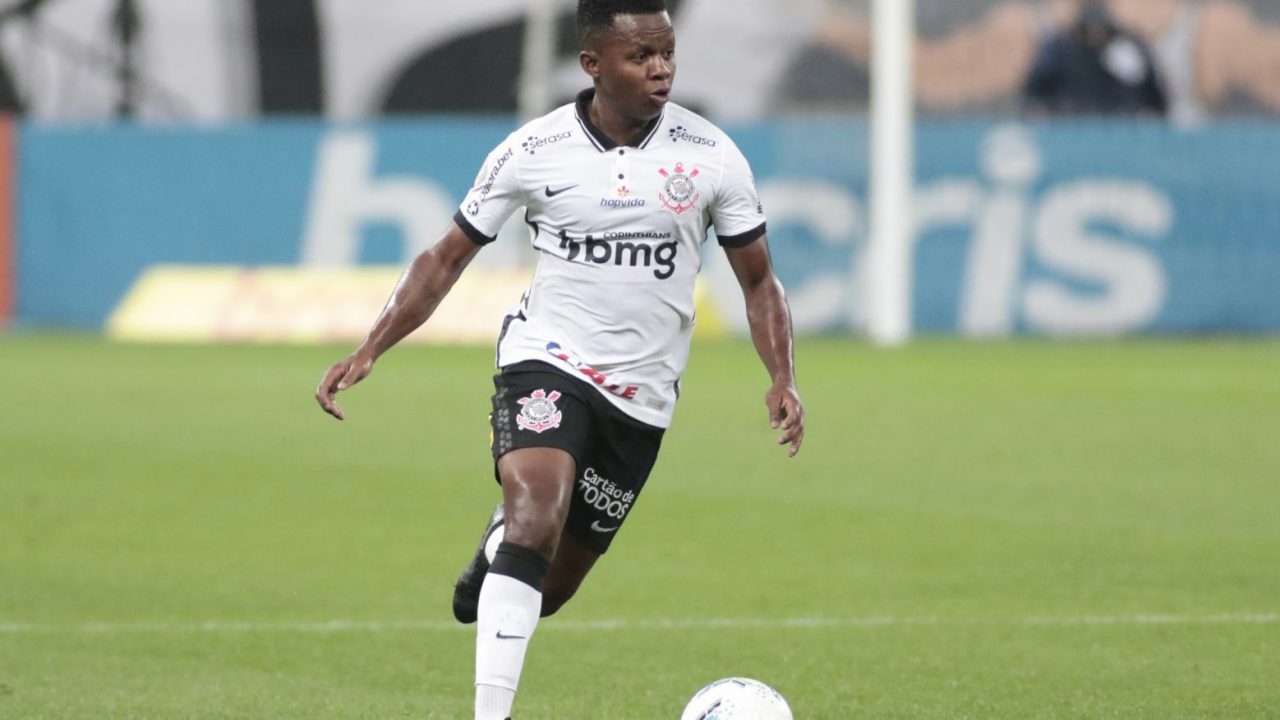 Meia Cazares em ação pelo Corinthians