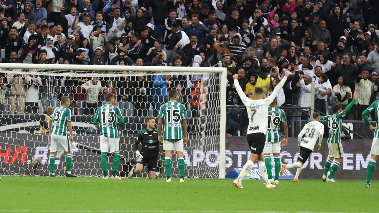 Lance de Corinthians x Coritiba, pelo Brasileirão 2023
