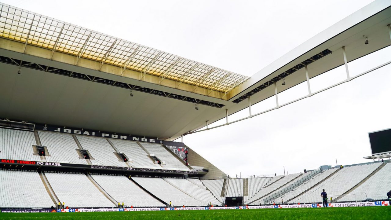 Corinthians e Coritiba se enfrentam em São Paulo.
