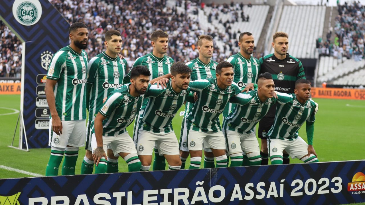Time do Coritiba em jogo contra o Corinthians pelo Brasileirão