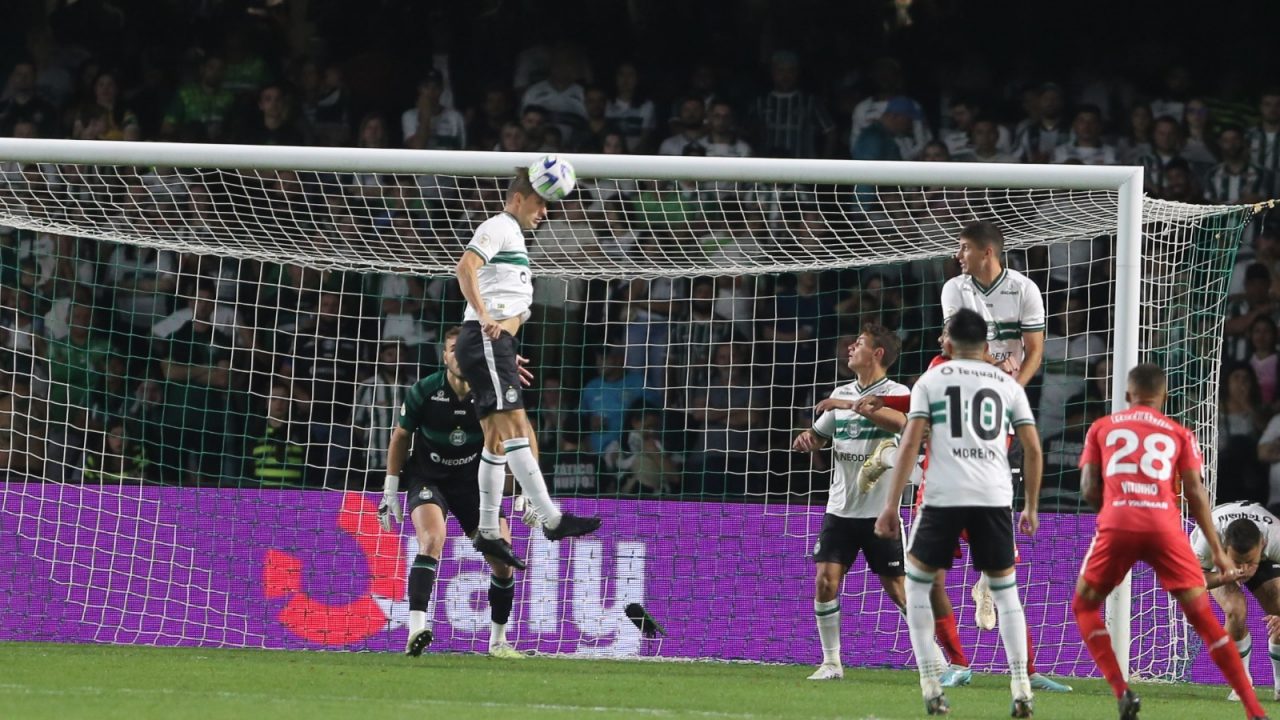 Lance de Coritiba x Red Bull Bragantino