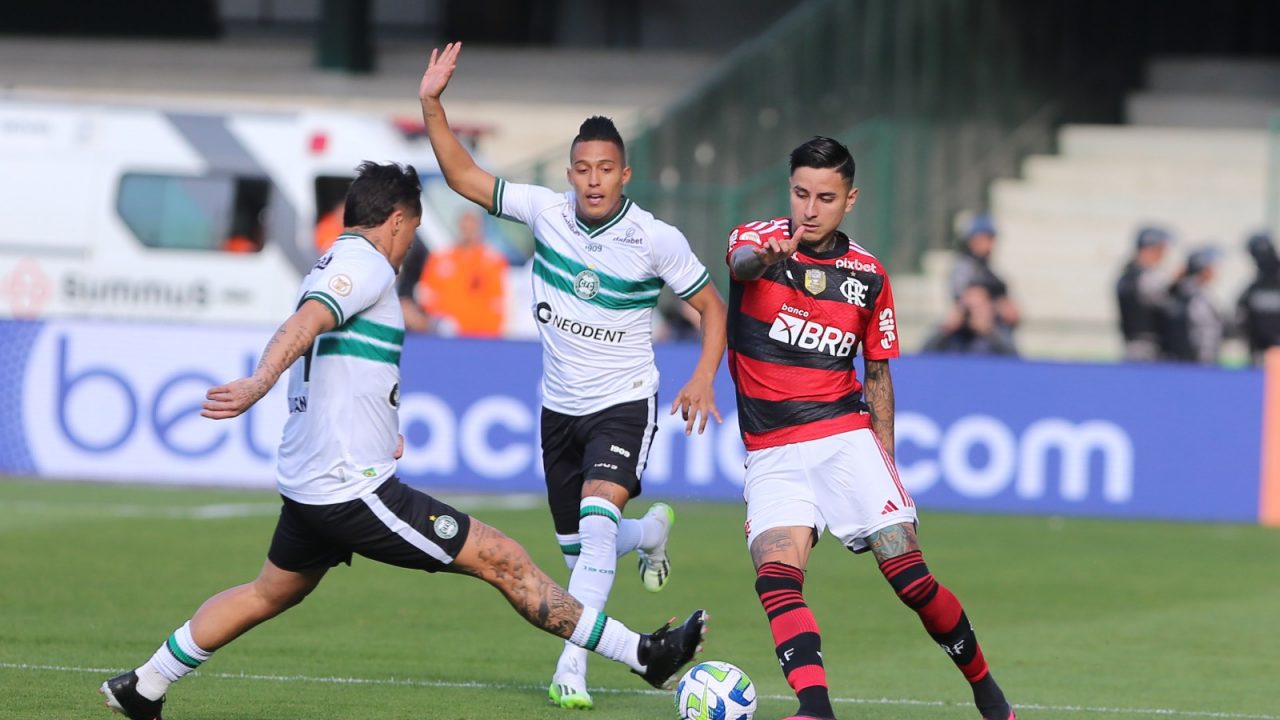 Lance de Coritiba x Flamengo, pelo Brasileirão