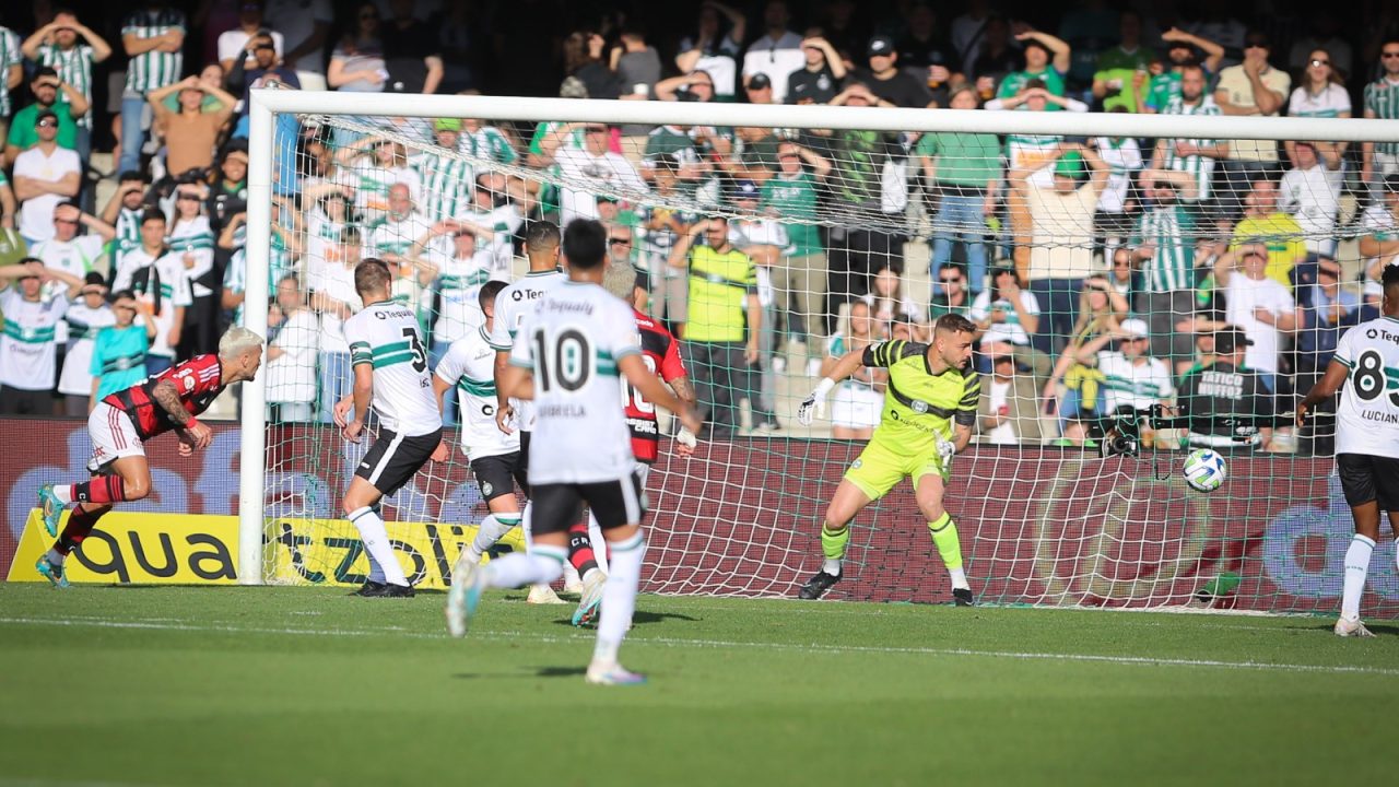 Lance de gol do Flamengo sobre o Coritiba, pelo Brasileirão