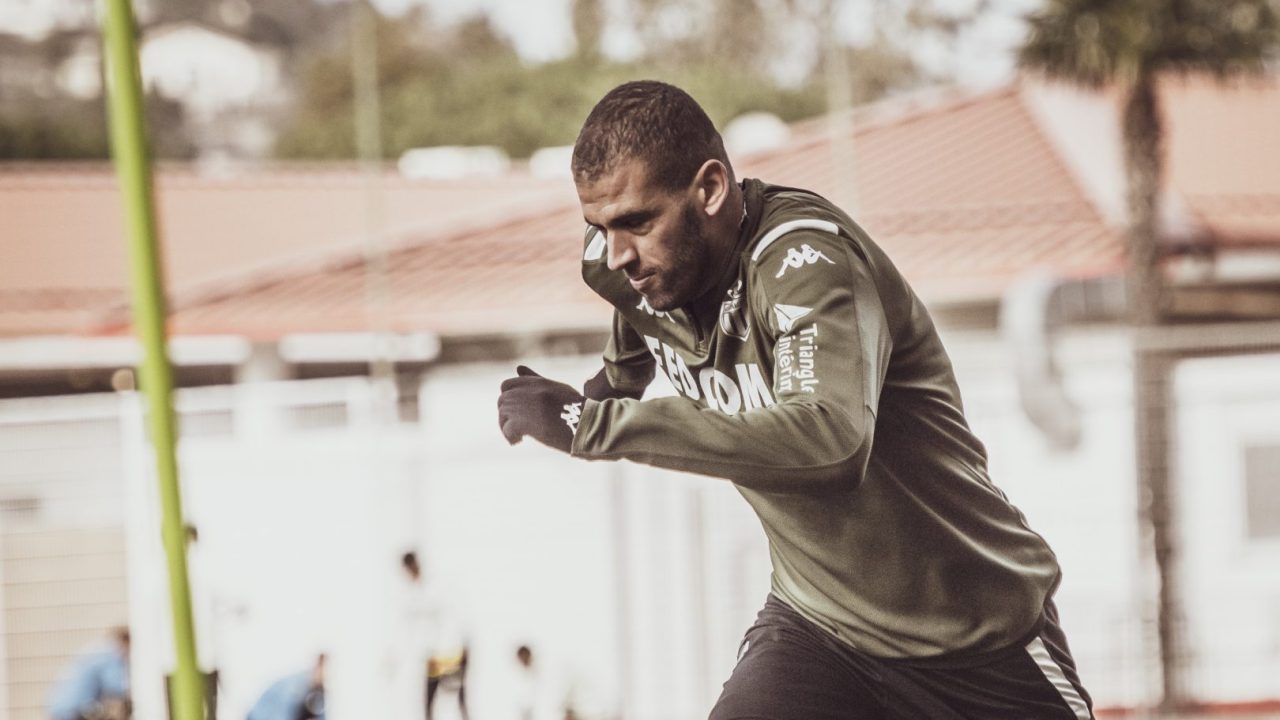Slimani chega para oficializar acordo com o Coritiba.