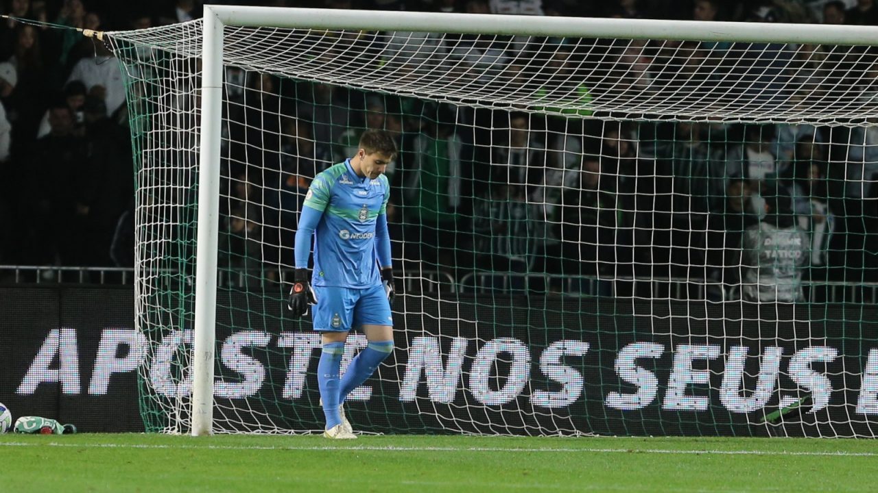 Goleiro Luan Polli em ação pelo Coritiba