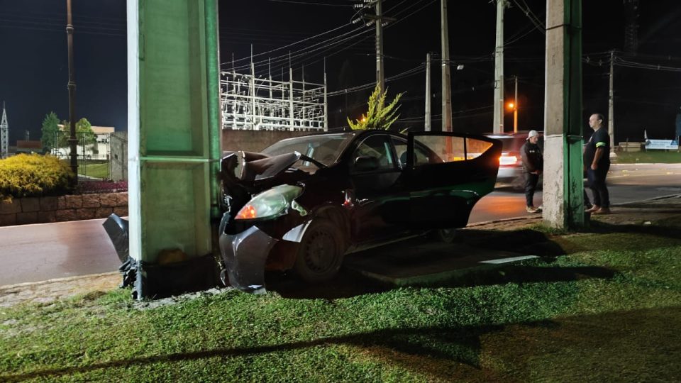 Motorista com sinais de embriaguez e com carro 'cheio de débitos' bate em poste na Grande Curitiba