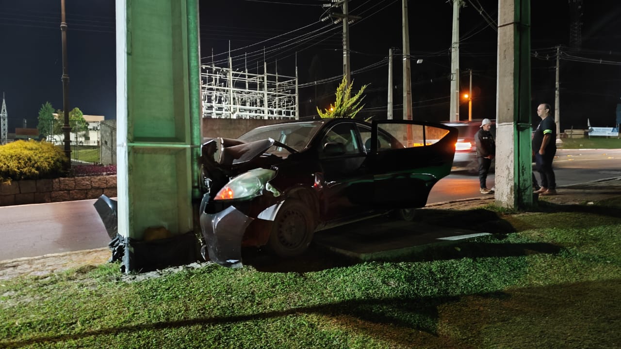 Motorista com sinais de embriaguez e com carro 'cheio de débitos' bate em poste na Grande Curitiba