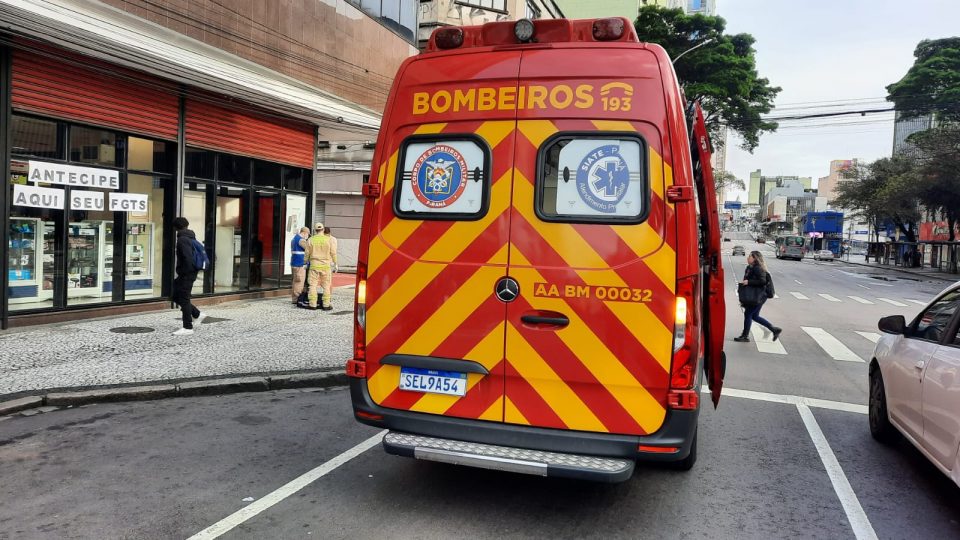 Mulher é esfaqueada e foge após tentar beijar socorrista em Curitiba