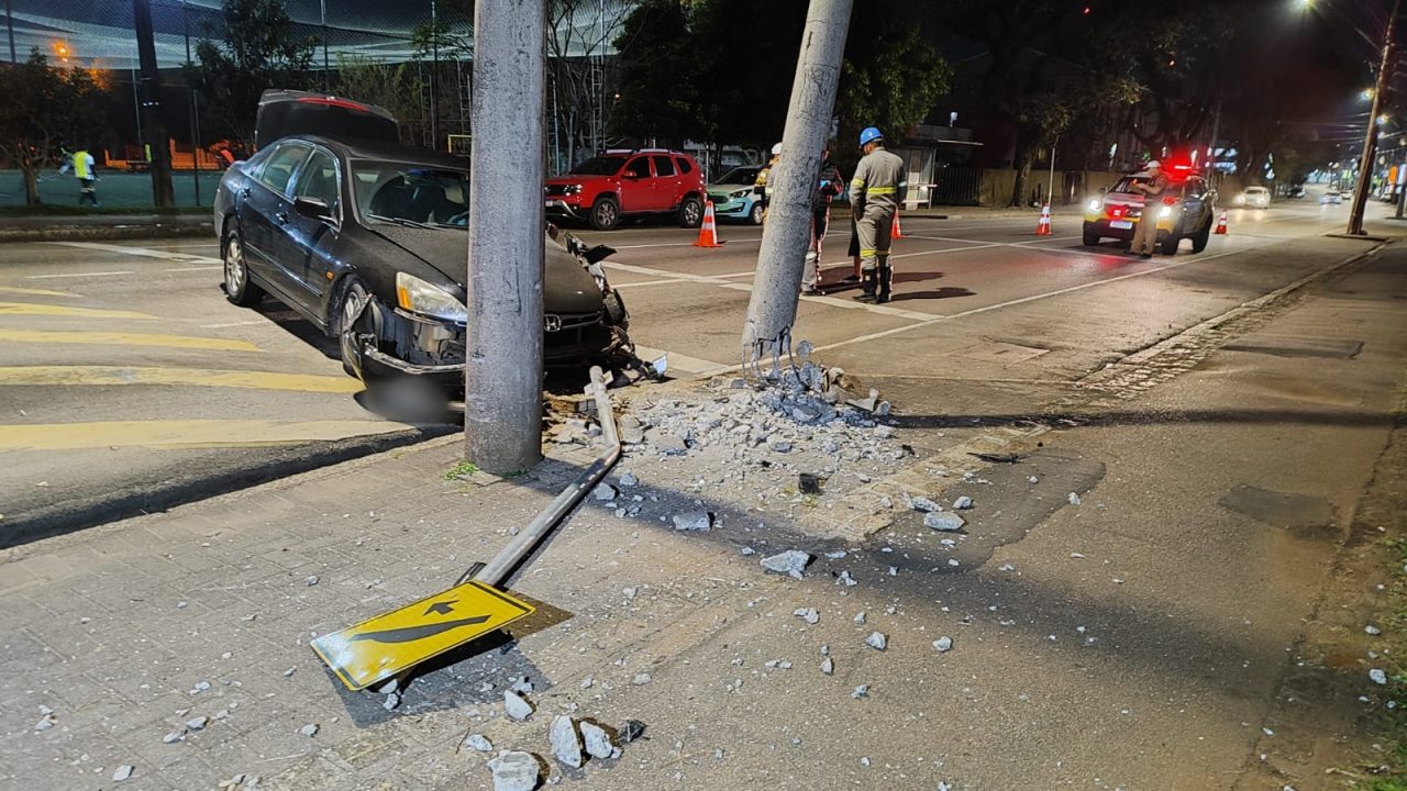 Músico tem crise de tosse ao volante e fica ferido ao bater em poste no Capão Raso