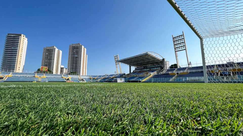 Fortaleza x Coritiba se enfrentam pelo Brasileirão.